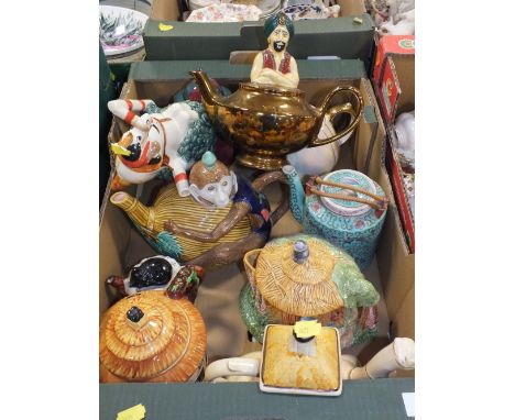 A TRAY OF CERAMIC TEAPOTS TO INCLUDE NOVELTY EXAMPLES