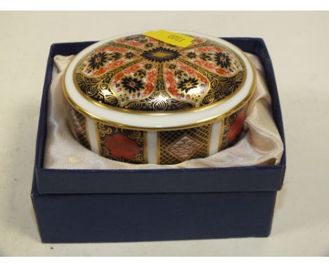 A BOXED ROYAL CROWN DERBY IMARI 1128 PATTERN TRINKET POT 