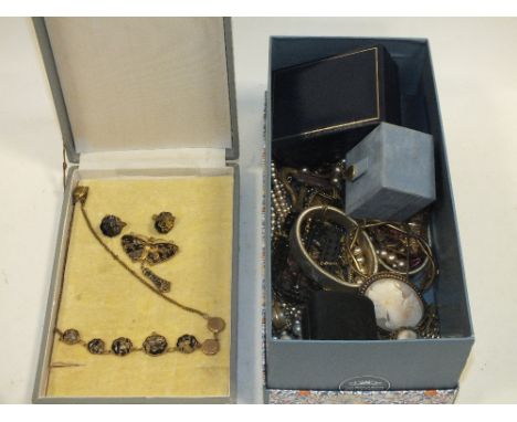 A COLLECTION OF VINTAGE COSTUME JEWELLERY TO INCLUDE CAMEO BROOCHES ETC
