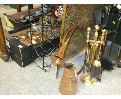 AN ASSORTMENT OF METALWARE TO INCLUDE BRASS BUGLE, FIRE GUARD, COMPANION SET ETC