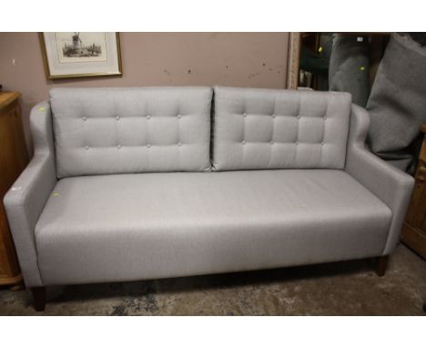 A MODERN EX-SHOW HOME UPHOLSTERED STUDDED BACK GREY THREE SEATER SOFA - W 190 cm, D 80 cm, H 78 cm