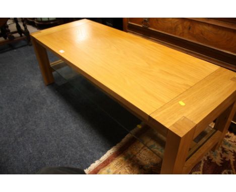 A MODERN LIGHT OAK LONG COFFEE TABLE WITH GLASS SHELF 136CM