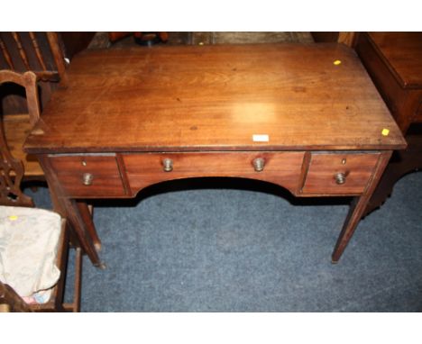AN ANTIQUE MAHOGANY THREE DRAWER SIDE / CONSOLE TABLE - W 100 cm, D 55 cm