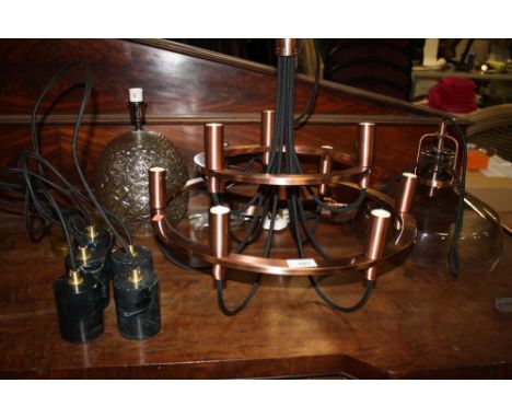 A SELECTION OF MODERN LAMPS / LIGHT FITTINGS TO INC A COPPER EFFECT CHANDELIER, GLASS TABLE LAMP AND FIVE MARBLE FITTING DROP