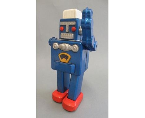 Late issue clockwork robot with walking action, some rusting, slight damage, F (Est. plus 21% premium inc. VAT)