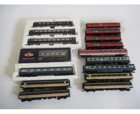 Modern image coaches by Hornby, Bachmann and others including Post Office vans and Royal train coaches, F-E (16) (Est. plus 2