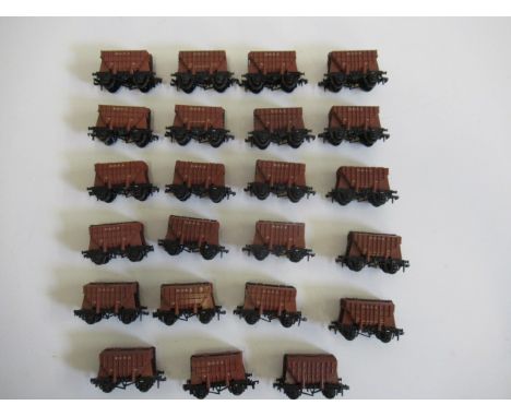 Twenty three Presflo wagons by Hornby Dublo (one item overpainted), F-G (Est. plus 21% premium inc. VAT)