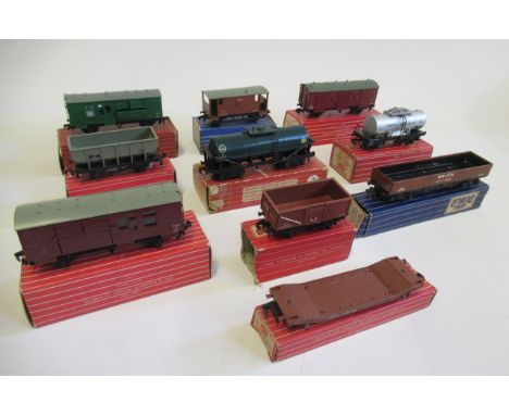Hornby Dublo Super Detail wagons comprising 4316 S.R. Horsebox with Horse, 4656 Mineral Wagon (brown), 4315 B.R. Horsebox wit