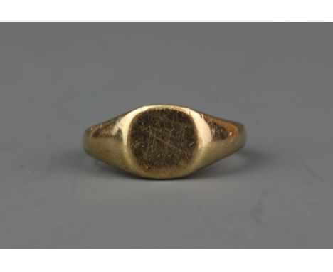 A 9ct yellow gold signet ring, approx. 3.1gr, (J).