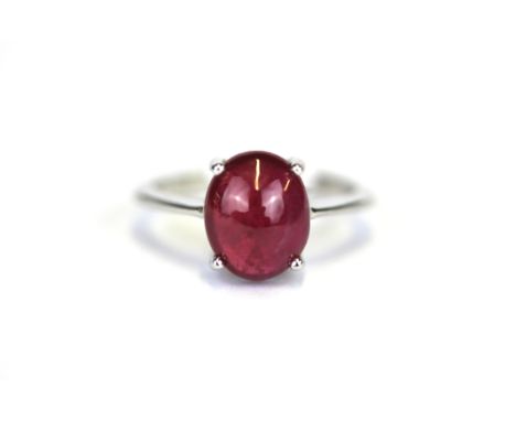 A 925 silver ring set with a cabochon cut ruby, (K.5).