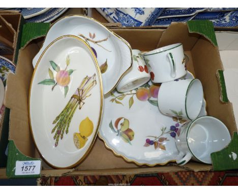 A Royal Worcester 'Evesham' quiche dish, two serving dishes and four mugs.