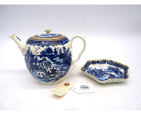 An 18th century Worcester teapot and stand in 'Two Men' pattern.