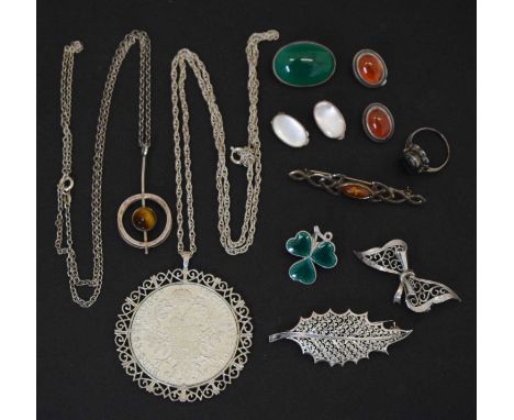 Assorted silver jewellery, to include a Kupittaan Kulta cabochon tigers eye set silver pendant and chain, Finland, both stamp