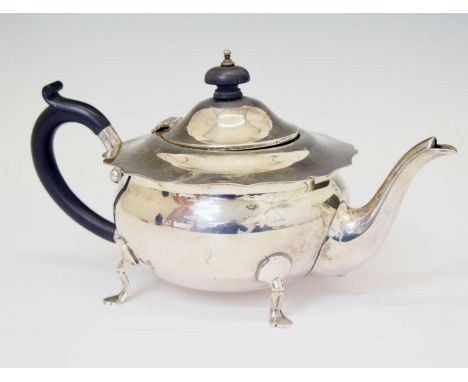 George V silver teapot standing on four cast feet, sponsor's mark of E Hill, Birmingham 1931, 13cm tall, 440g gross approx