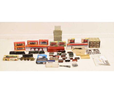 Mixed group of 00 gauge railway trainset items to include; Two boxed Hornby Viaducts, three Esso tankers, Hornby Dublo 4620 '