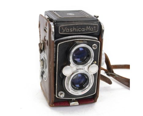 Yashica-Mat twin lens TLR camera body, serial no. 3040257, with twin Copal MXV Yashinon lenses 1:3.2 f=80mm and 1:3.5 f=80mm,