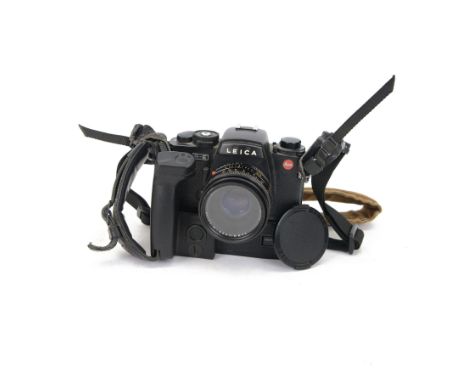 Leica R-E camera body serial no. 1752690, in black finish, with a Leitz Summicron-R 1:2/50 E55 lens serial no. 3480570, with 