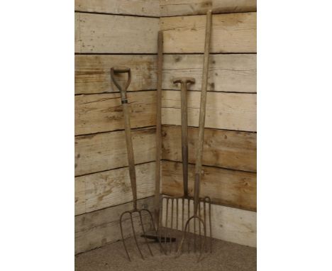 Vintage potato forks, hay fork and two other vintage garden tools   Condition Report   Click here for further images, conditi