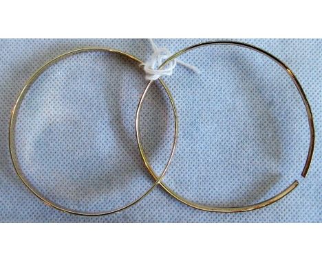 A 9ct gold engraved bangle, together with another gilt metal bangle (damaged).