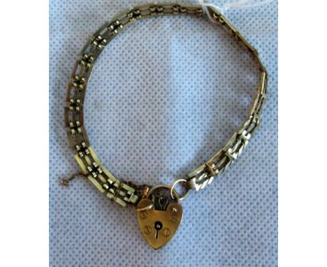 A 9ct gold gate link bracelet with heart padlock clasp. Condition Report: 8.8 grams.