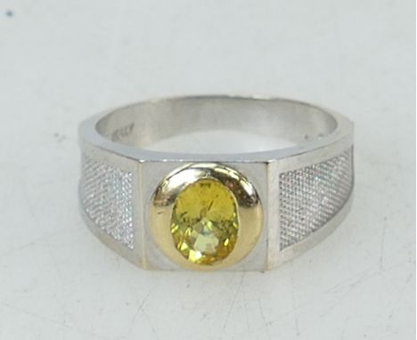 14ct white gold ring: Ring set with centre yellow stone, size V, 6.8 grams.