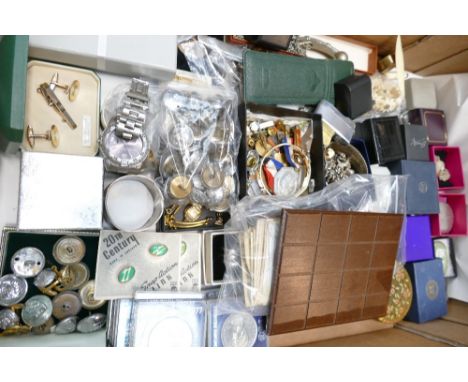 A good collection of vintage collectable items: Collectables including jewellery, penknives, silver, coins, banknotes, button