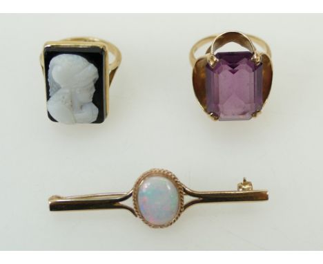 2 x 9ct rings &amp; 9ct opal brooch: Total gross weight 18.2g. Amethyst ring size O, cameo ring size P.