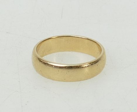 9ct gold Wedding ring / band: Ring measures 5mm wide, weight 4.2g. Size N1/2.     