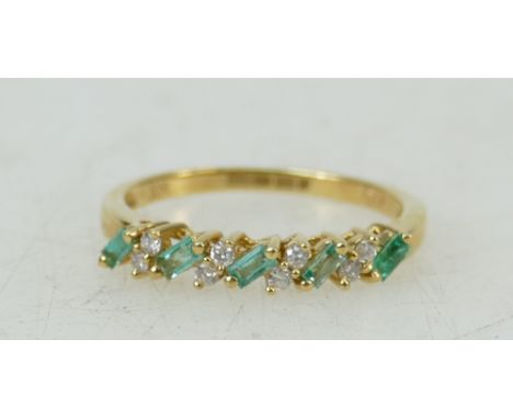 18ct ladies gold ring: Ring set with emeralds and diamonds, size P, 2.7 grams.