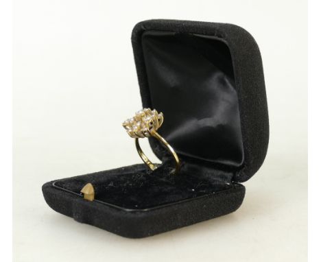 18ct gold Diamond cluster ring: Ring set with 13 various size diamonds, size Q, 3.7 grams.