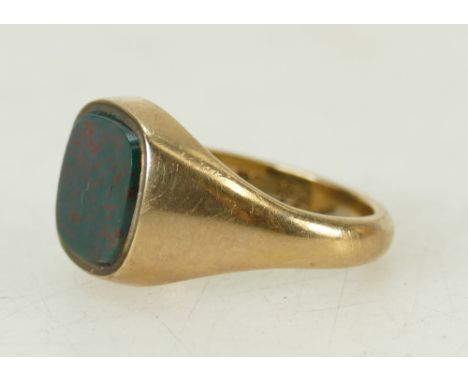 9ct gents Signet ring: Ring with green/red Onyx stone, 8 grams.  Size R1/2