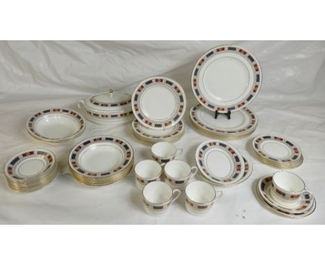 Coalport dinner and tea ware in the Marlborough design: Dinner and tea ware comprising tureen &amp; cover, platters, various 