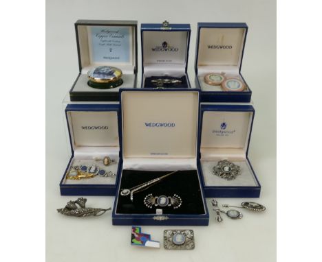 A collection of Wedgwood silver mounted jewellery: Collection including Art Nouveau style brooches, earrings, pendants and We