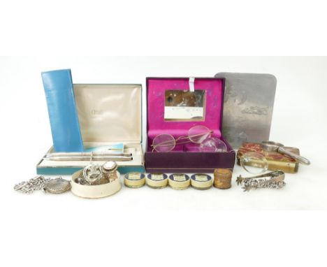 An interesting collection of items: Items to include, silver Prince of Wales Regiment Sweetheart brooch, Cameo hat pin, boxed