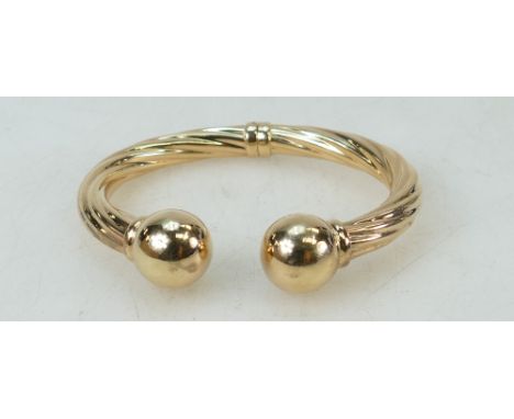 9ct gold ladies bangle: Bangle weight 17 grams.