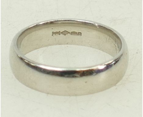 Platinum wedding ring / band: Ring size K/L, 7.1grams.