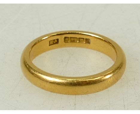 22ct gold wedding ring / band:  Wedding ring in hallmarked 22ct gold, weighing 7g, size N ½.  