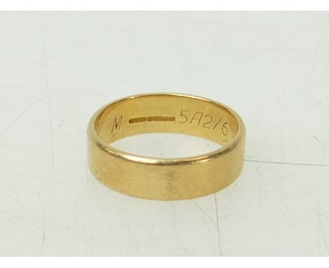 18ct gold Wedding ring / band: Ring measures 5mm wide, weight 5.0g. Size N.     