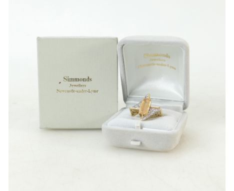 18ct gold Diamond ring: Ring set with centre beige precious stone and diamonds, size O, 5.7 grams.