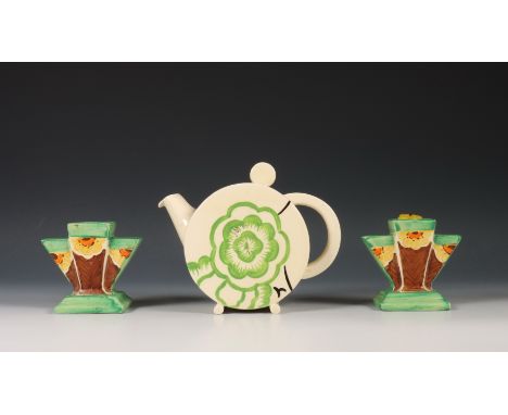 Clarice Cliff, servies deel, decor Bizarre, ca 1930, Bestaande uit theepot, bordjes, melkkan en potje model Bizarre,. Hierbij