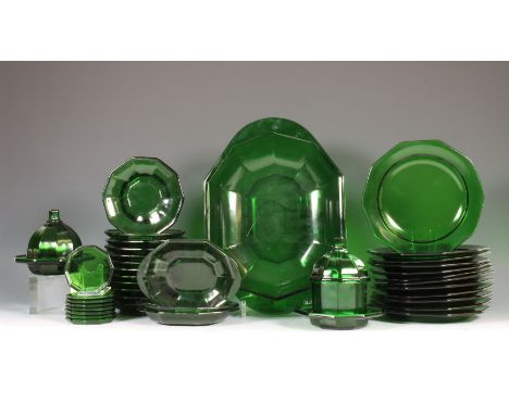 K. P. C. de Bazel (1869-1923), kantig groen persglazen serviesdeel, 1920-1922, Uitvoering Glasfabriek Leerdam. Bestaande uit 