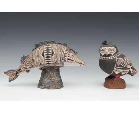Etie van Rees (1890-1973), twee aardewerken vormstukjes, 1960, "De opschik-uil (Mme K)" en "Nieuwe Maas haring", beide gemerk