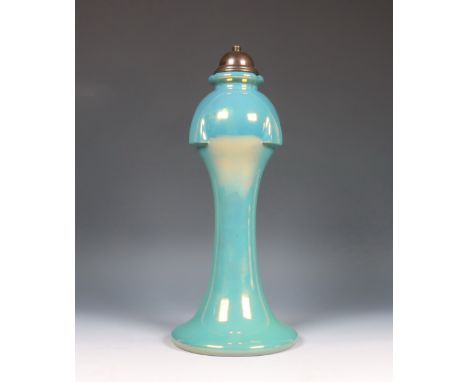 Sint Lukas Utrecht, blauw aardewerk lampvoet met lustglazuur, ca. 1915, UItgevoerd met uitlopende rand en geometrische gemode