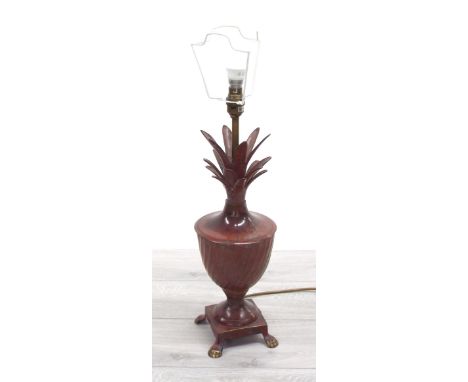 Decorative painted metal urn table lamp in the style of Maison Charles, with pineapple leaf top, raised on a square base with