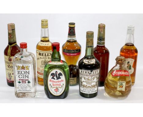 Konvolut: von 9 Spirituosen. - U.a. dabei: Canadian Club 1964. - White Label Whisky Scotland, o.J. - Bell's Old Scotch Whisky