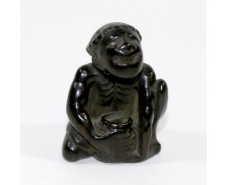 Netsuke.: Sitzender Bettler. Holz, Japan, 2. Hälfte 20. Jh. H. 4,2 cm.   D