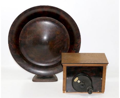 Louis, Kalff für: Philips. Lautsprecher u. Radio. Bakelit ca. um 1930. H: 42 cm. Dazu Radio wohl Philips wohl Entwurf Louis K