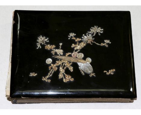 Lackalbum.: Holzdeckel-Album mit Vorderdeckel-Applikationen aus Perlmutt u. Bein (Pfau, Blüten u. Zweige), Japan um 1900. Qu.