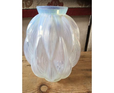  Sale Item:    SABINO FRANCE OPAQUE GLASS VASE   Vat Status:   No Vat   Buyers Premium:  This lot is subject to a Buyers Prem