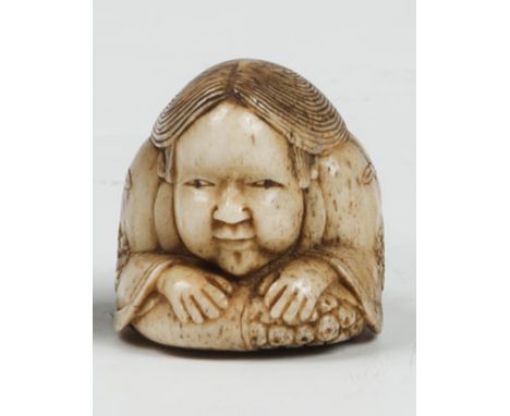 Netsuke  Bein. Auf den Fersen sitzende Okame, beide Hände auf die Knie gelegt. H. 3 cm. (43392)